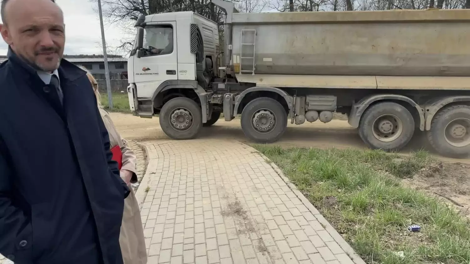 15-kwietnia-ciezarowki-wozily-i-sypaly-urobek-z-budowy-dk91-na-oczach-zastepcy-wojta-poczesnej-robert-kepa.mp4