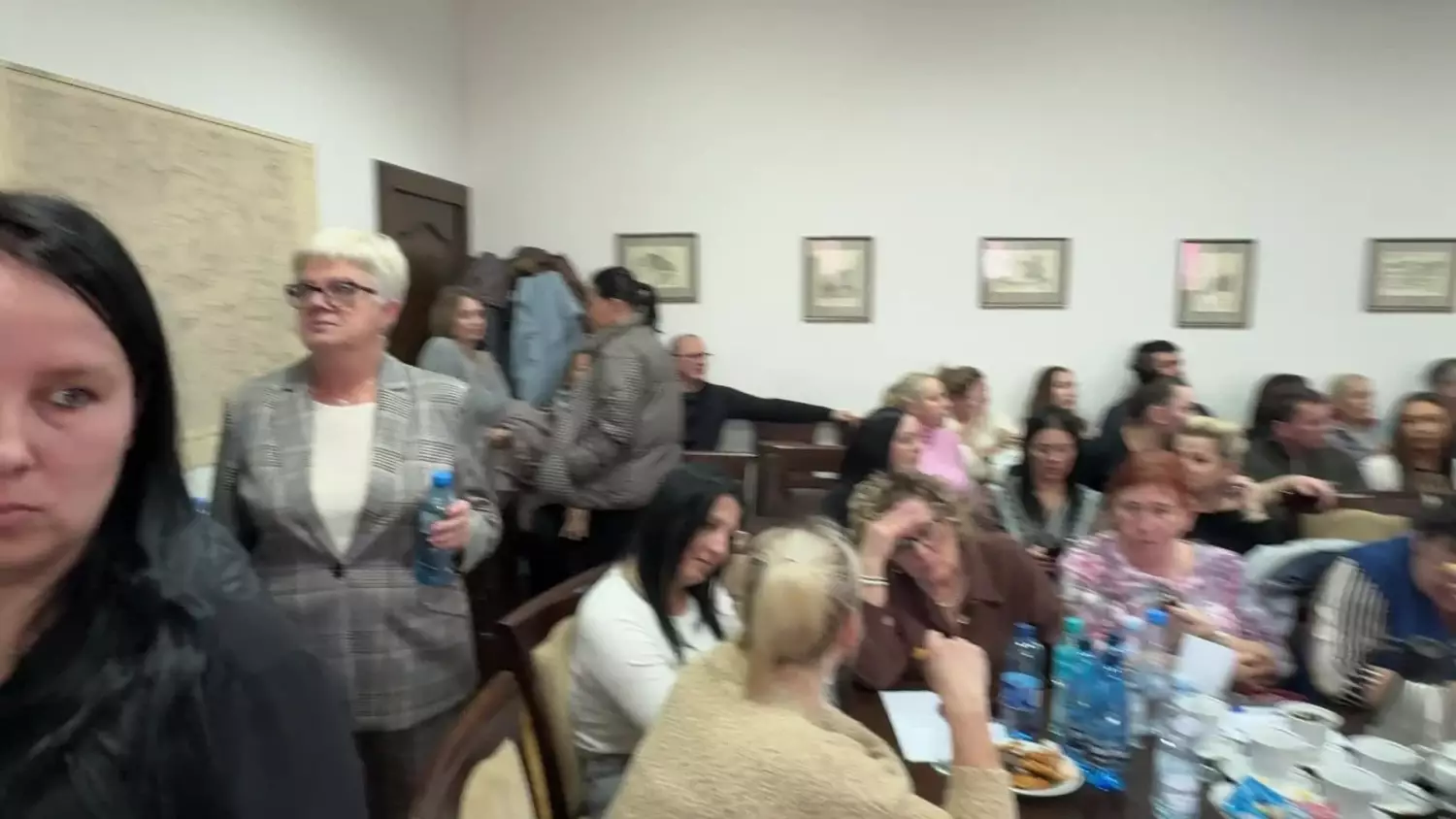 nauczyciele-mieszkancy-rodzice-sesja-kozieglowy-22-01-2026-likwidacja-szkol.mp4