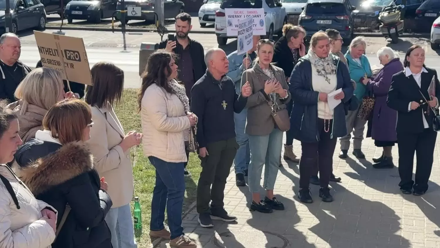 modlitwy-przed-rozprawa-ks-daniel-galus-pozbawany-o-eksmisje-przez-archidiecezje-czestochowska-sr-myszkow-6-03-2026.mp4