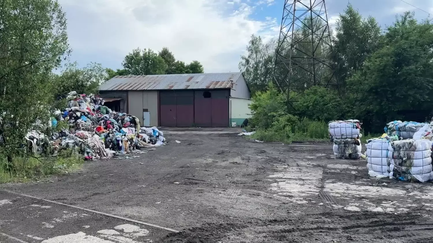 poraj-sloneczna-17a-rosnie-sterta-odpadow-8-07-2026.mp4